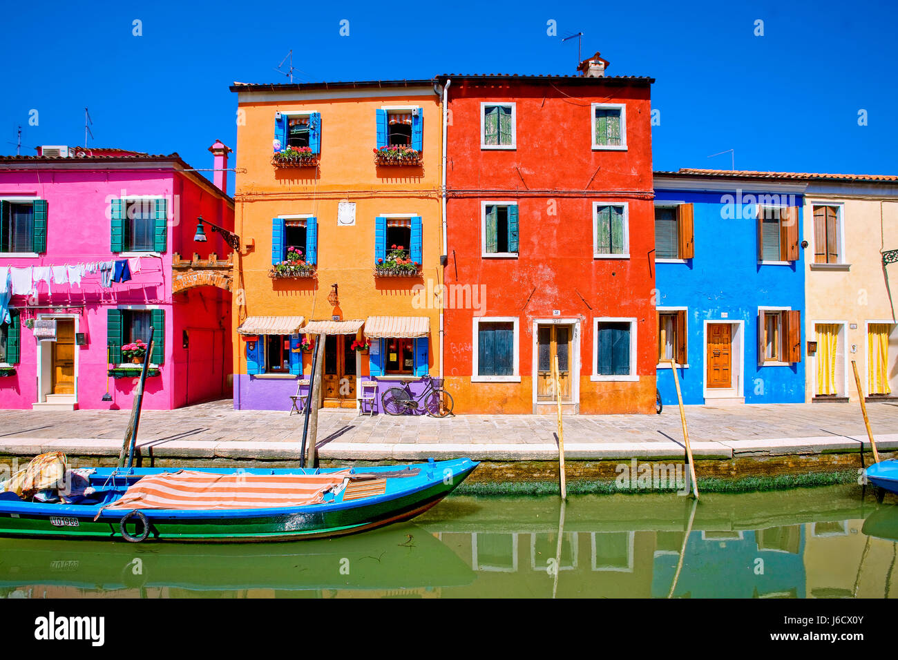 Case colorate a fianco di canal nell isola di Burano Foto Stock
