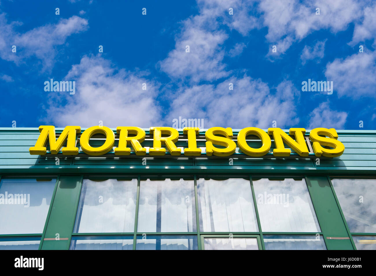 Esterno di Morrisons supermercato di Newport South Wales, Regno Unito Foto Stock