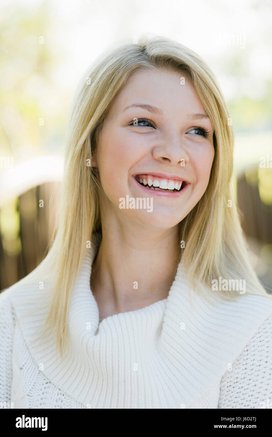 Bella beauteously nice teen ritratto ragazza bionda ragazze ridere risate ridere Foto Stock