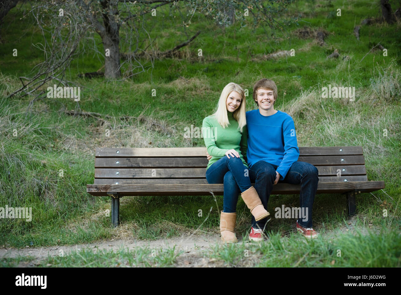 Ritratto di fratello gemello lieto abbastanza ambizioso entusiasta allegro con radiante Foto Stock