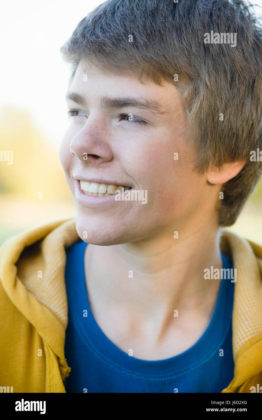 Teen ritratto bello ragazzo maschio lad giovane biondo autunno autunno ridere risate Foto Stock