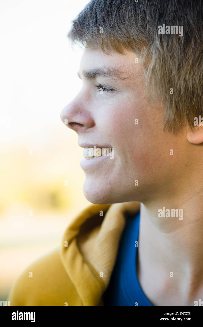 Teen ritratto bello ragazzo maschio lad giovane biondo autunno autunno ridere di profilo Foto Stock