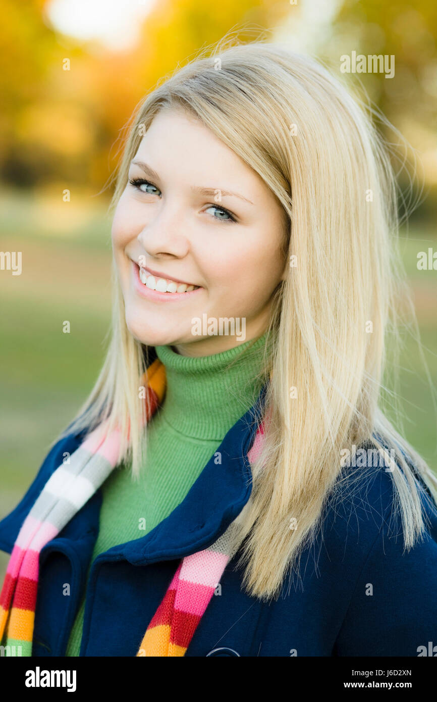 Bella beauteously nice teen ritratto ragazza bionda ragazze autunno autunno ridere Foto Stock