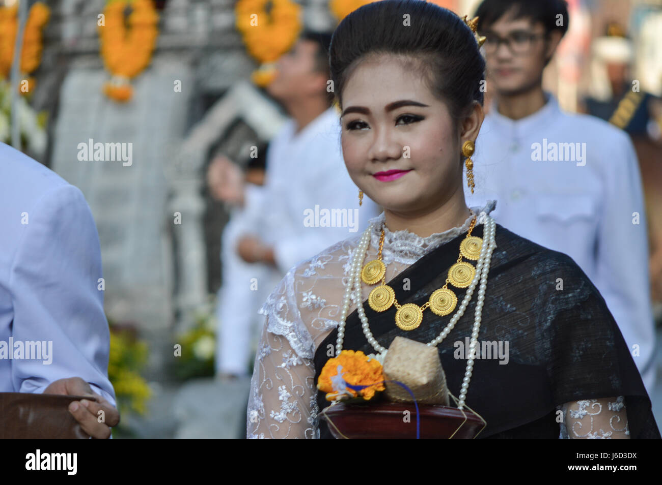 Chiang Rai, Thailandia : Dicembre 29, 2016. Offerte floreali Festival 1a volta del tradizionale rendendo merito cerimonia. Le sfilate. Foto Stock