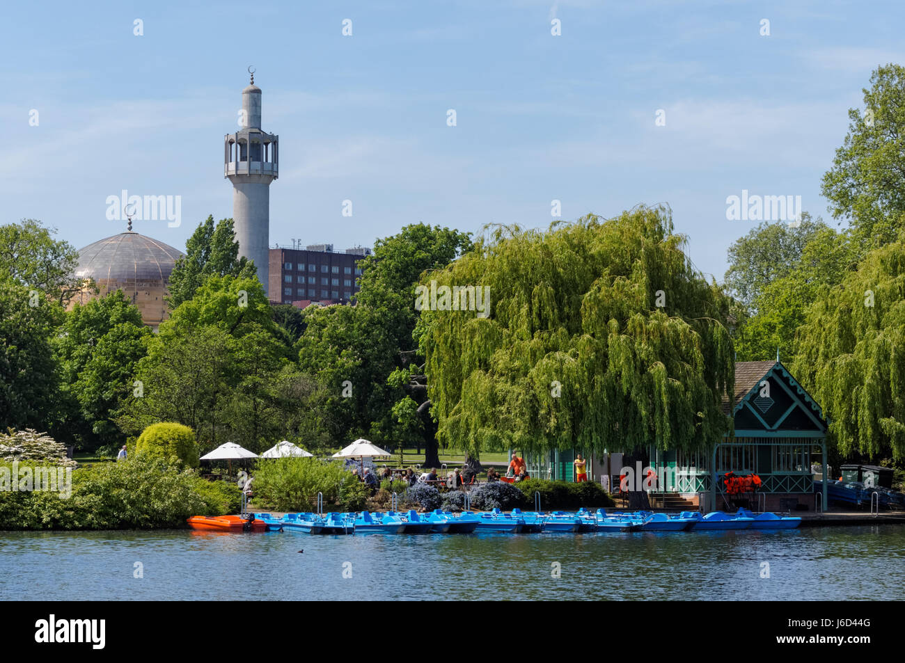 Gite in barca sul lago in Regent's Park con la London Central moschea in background, London, England, Regno Unito, Gran Bretagna Foto Stock