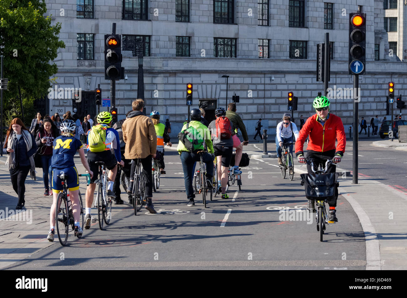 Ciclisti sulla Cycle SuperHighway 6, Cycleway 6 sul ponte Blackfriars, Londra Inghilterra Regno Unito Foto Stock