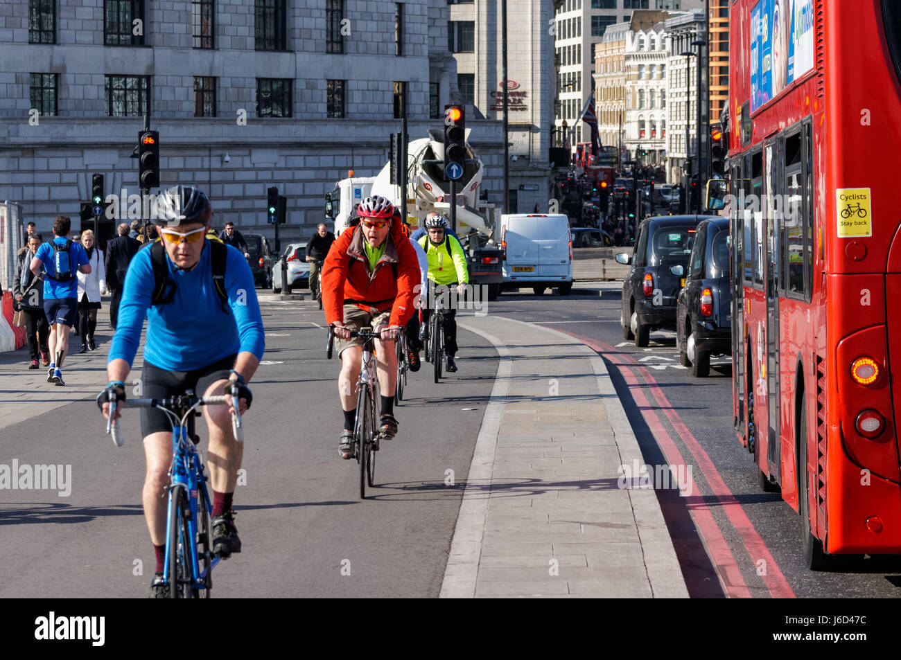 Ciclisti sulla Cycle SuperHighway 6, Cycleway 6 sul ponte Blackfriars, Londra Inghilterra Regno Unito Foto Stock