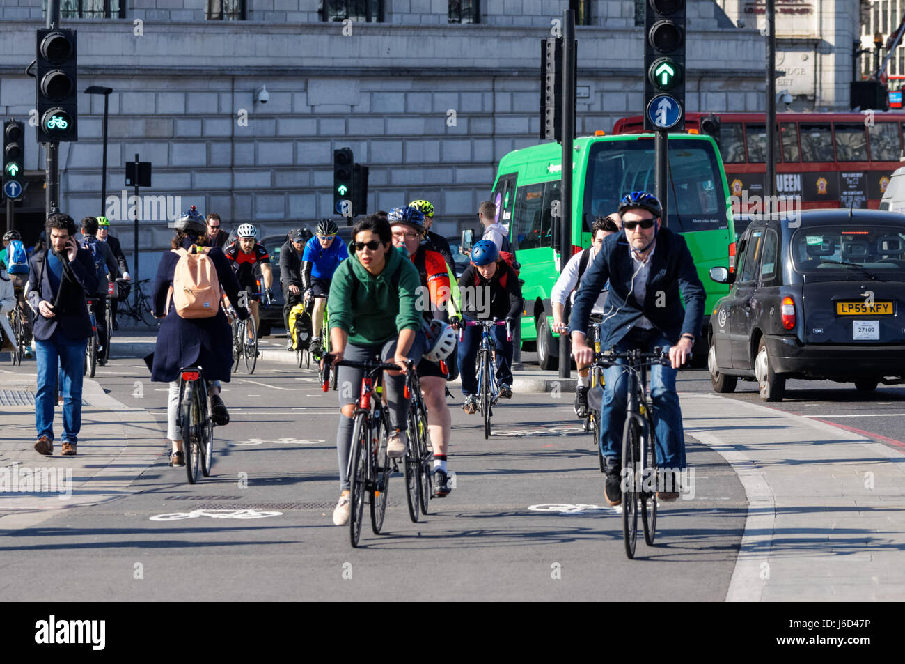 Ciclisti sulla Cycle SuperHighway 6, Cycleway 6 sul ponte Blackfriars, Londra Inghilterra Regno Unito Foto Stock