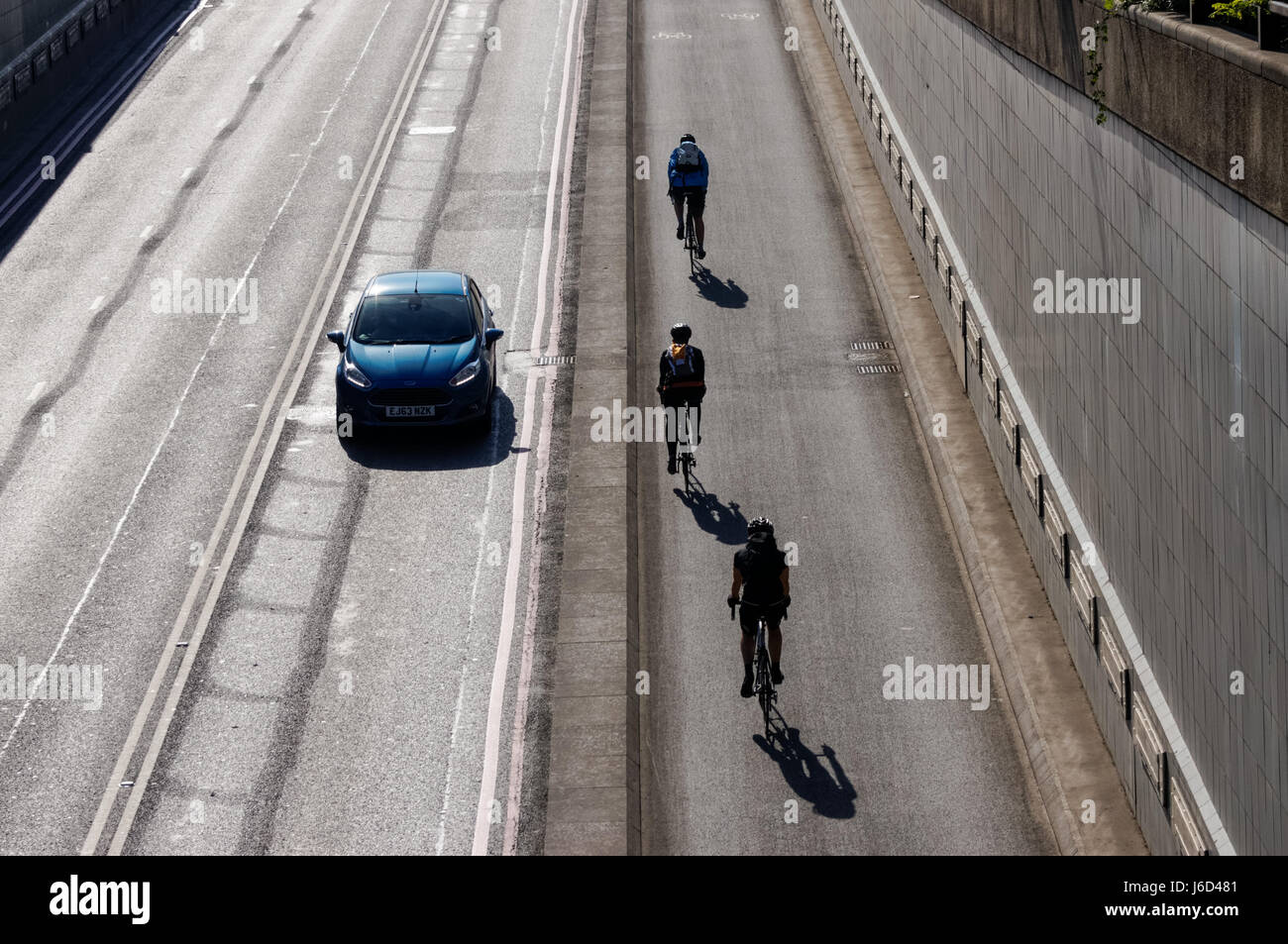 Ciclisti su Separated Cycle SuperHighway 3, Cycleway 3 sul sottopassaggio Blackfriars sotto il ponte Blackfriars, Londra Inghilterra Regno Unito Foto Stock