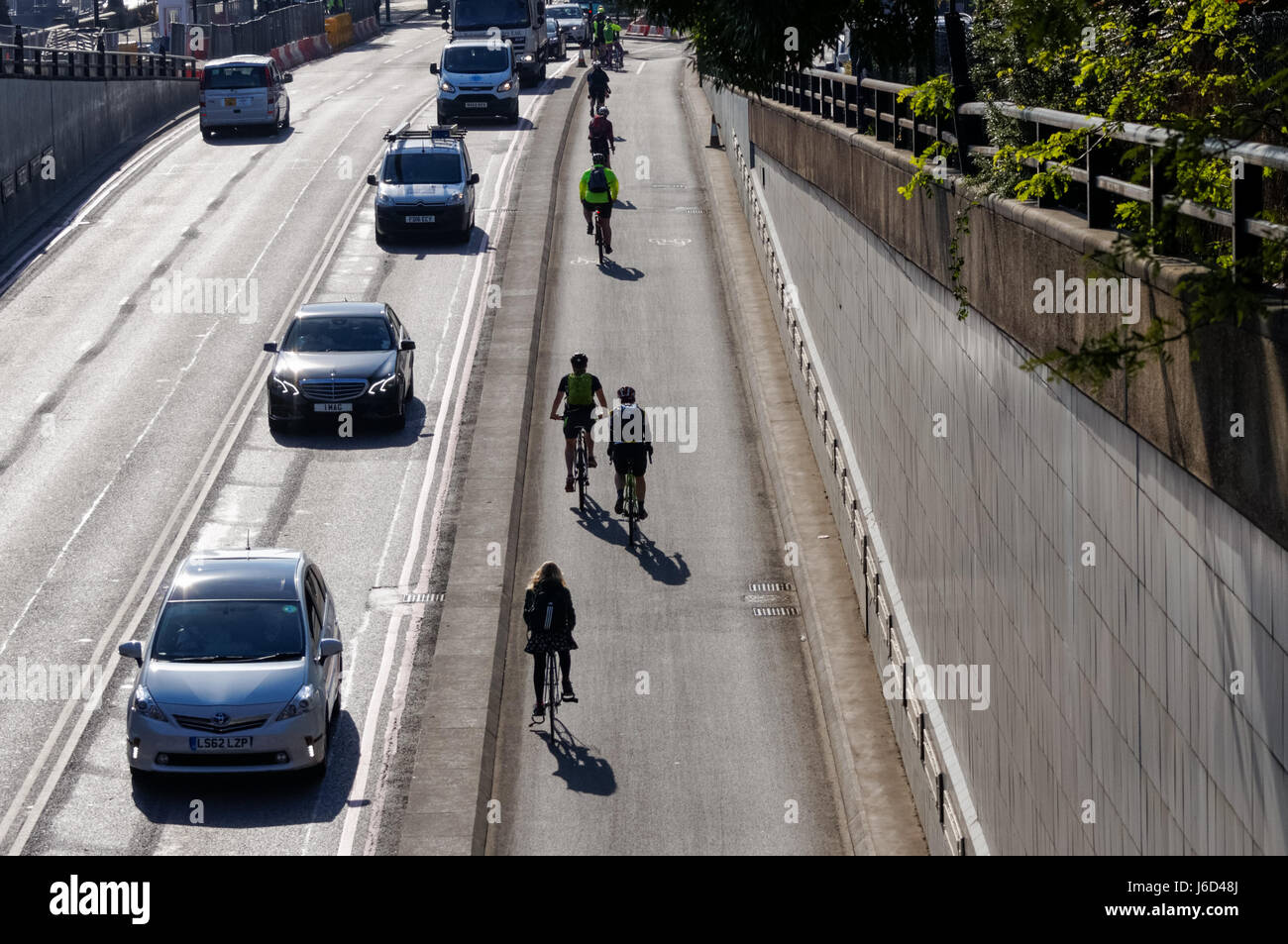 Ciclisti su Separated Cycle SuperHighway 3, Cycleway 3 sul sottopassaggio Blackfriars sotto il ponte Blackfriars, Londra Inghilterra Regno Unito Foto Stock
