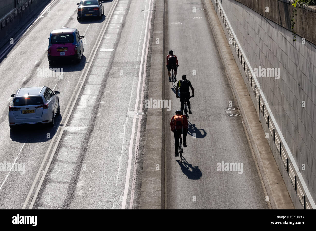 Ciclisti su Separated Cycle SuperHighway 3, Cycleway 3 sul sottopassaggio Blackfriars sotto il ponte Blackfriars, Londra Inghilterra Regno Unito Foto Stock