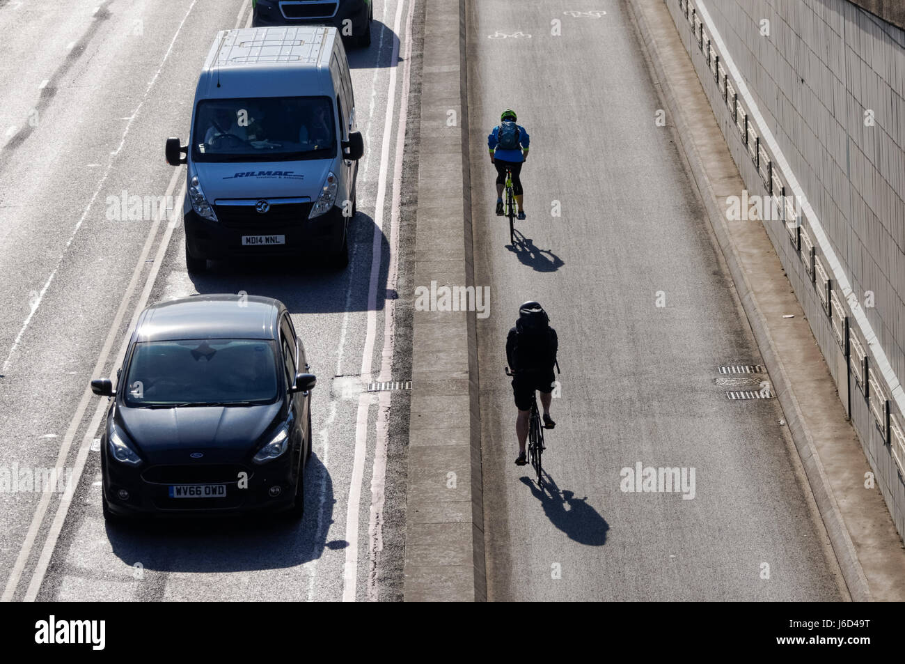 Ciclisti su Separated Cycle SuperHighway 3, Cycleway 3 sul sottopassaggio Blackfriars sotto il ponte Blackfriars, Londra Inghilterra Regno Unito Foto Stock