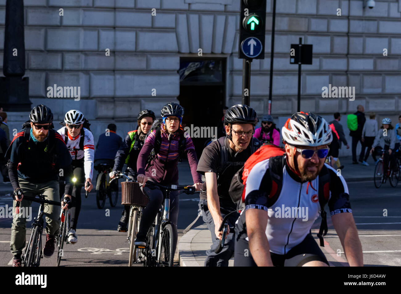 Ciclisti sulla Cycle SuperHighway 6, Cycleway 6 sul ponte Blackfriars, Londra Inghilterra Regno Unito Foto Stock