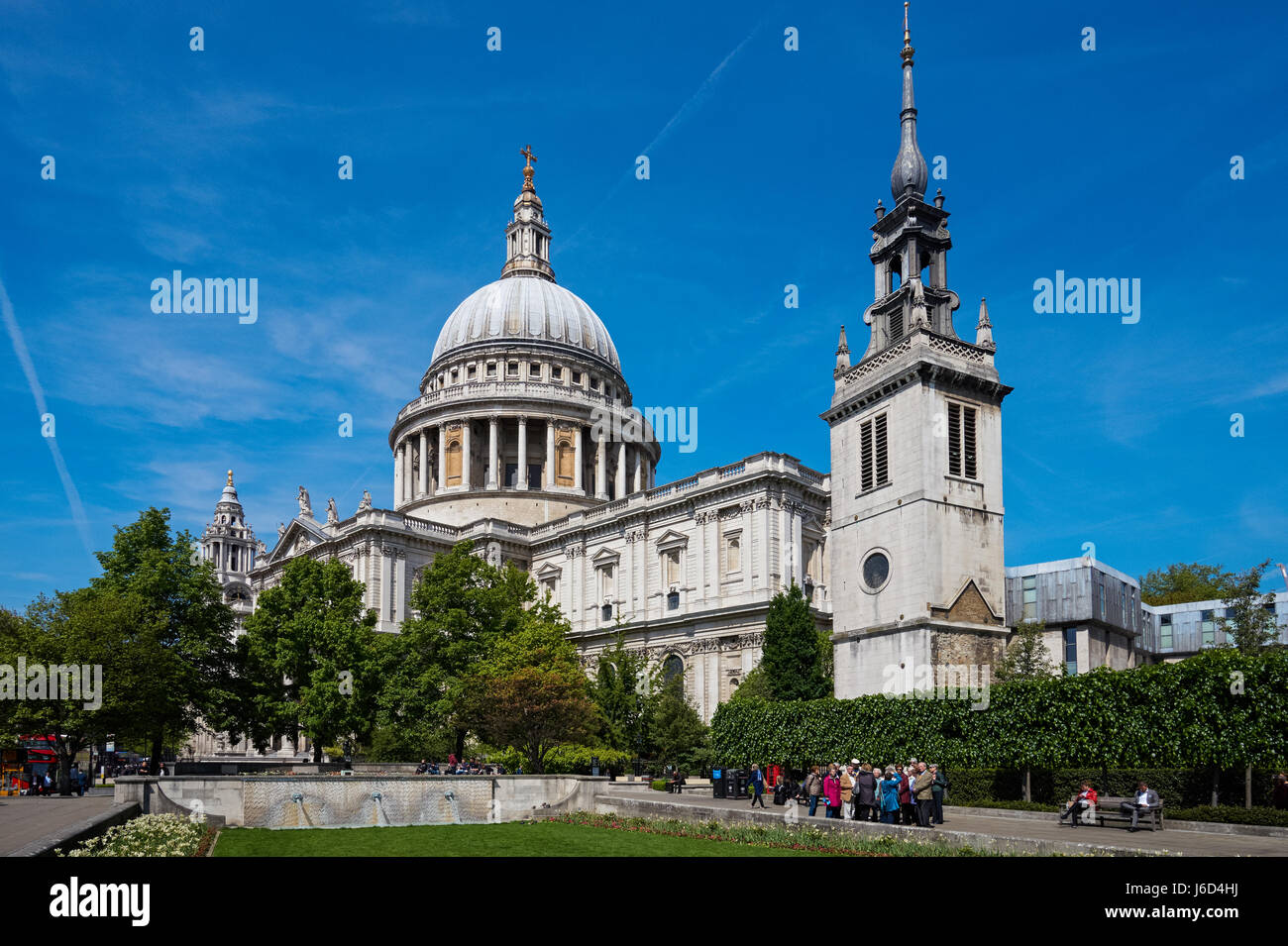 Cattedrale di San Paolo con la torre della chiesa distrutta di Sant'Agostino a destra, Londra Inghilterra Regno Unito Foto Stock