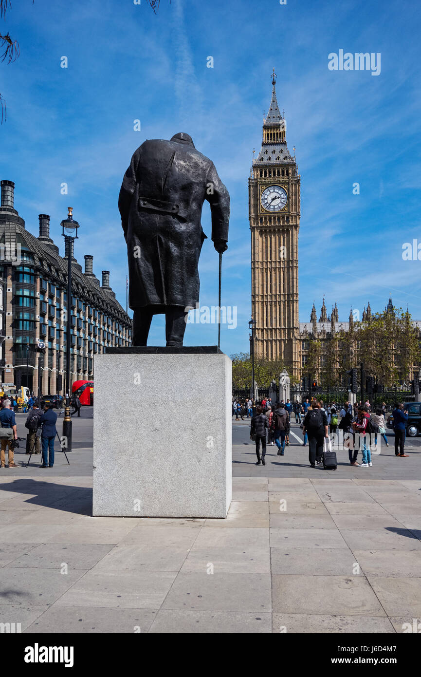 La statua in bronzo di Winston Churchill e il Big Ben a Piazza del Parlamento a Londra England Regno Unito Regno Unito Foto Stock