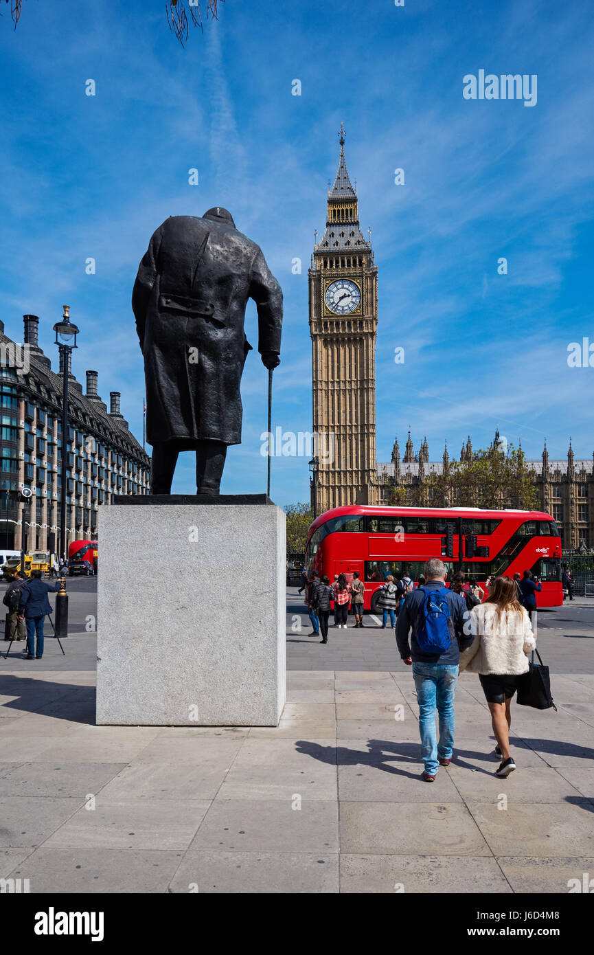 La statua in bronzo di Winston Churchill e il Big Ben a Piazza del Parlamento a Londra England Regno Unito Regno Unito Foto Stock