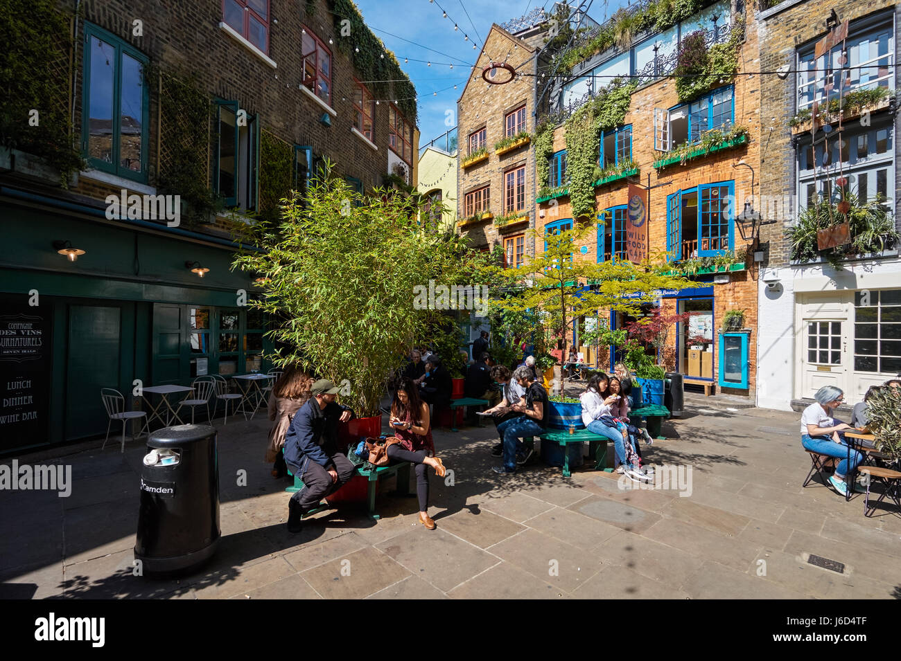 Le persone al Neal's Yard Square in Covent Garden di Londra, Inghilterra, Regno Unito Regno Unito Foto Stock