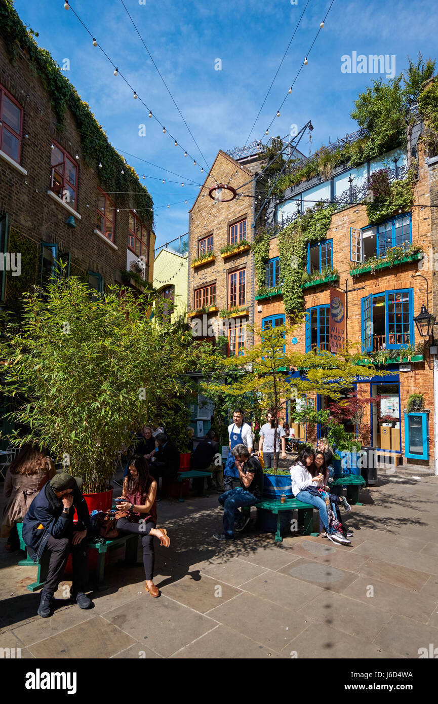 Le persone al Neal's Yard Square in Covent Garden di Londra, Inghilterra, Regno Unito Regno Unito Foto Stock