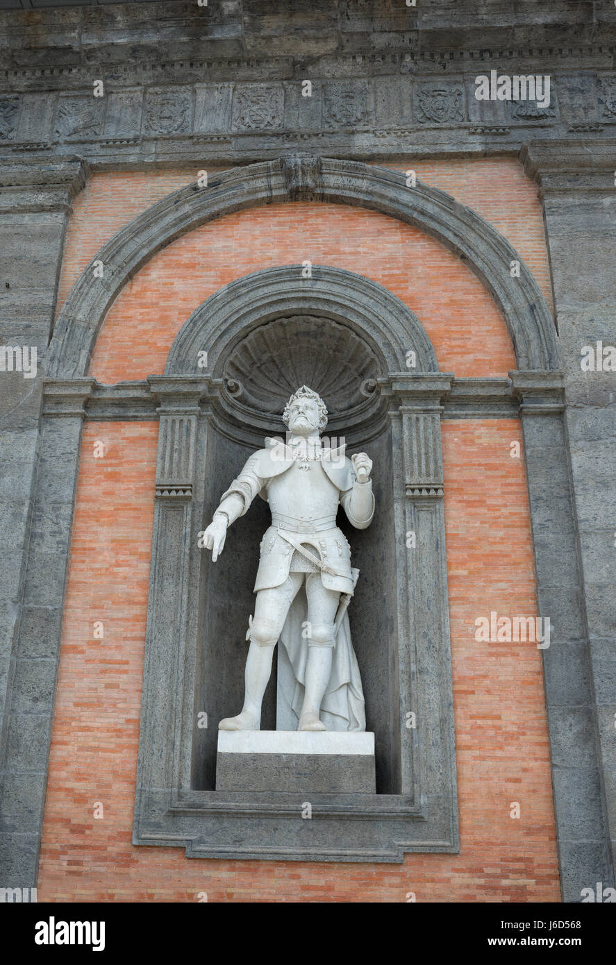 Statua in marmo di Gioacchino Murat sito su Plebiscito Square sulla facciata di Palazzo Reale a Napoli Foto Stock