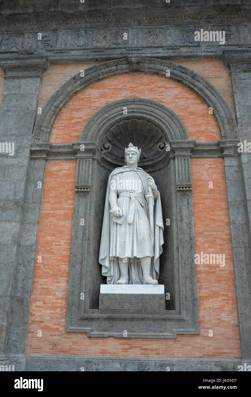 Statua in marmo di Carlo I d'Angio sito su Plebiscito Square sulla facciata di Palazzo Reale a Napoli Foto Stock