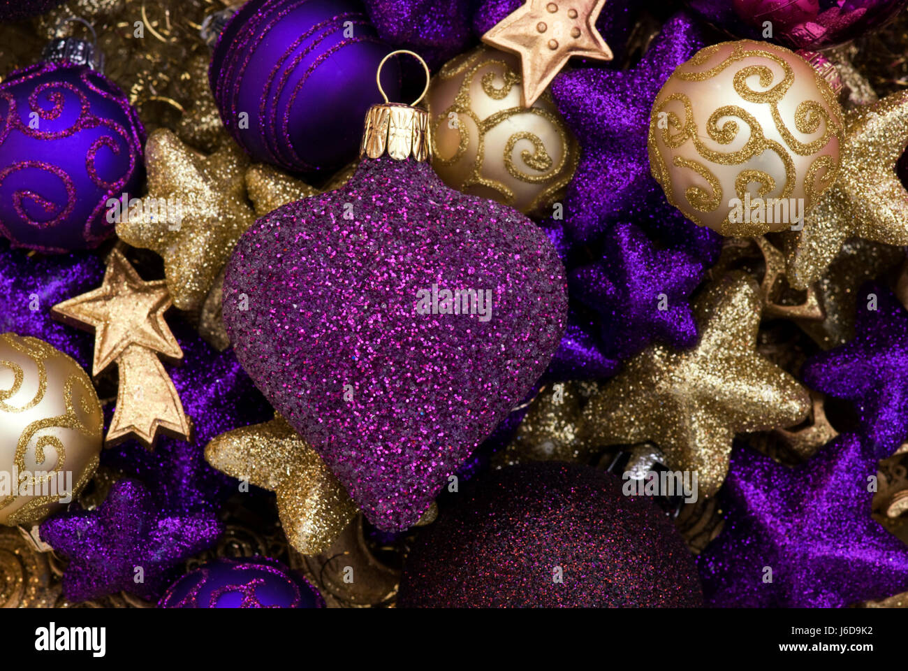 Decorazione viola ornamento festoso albero di natale palla Natale xmas X-mas Foto Stock