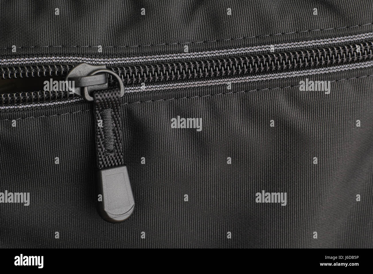 Closeup shot di una cerniera lampo su una borsa nera. Foto Stock