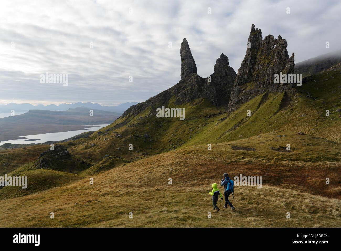 Madre e figlio escursionismo sul vecchio uomo di Storr, Isola di Skye, Scotland, Regno Unito. Foto Stock