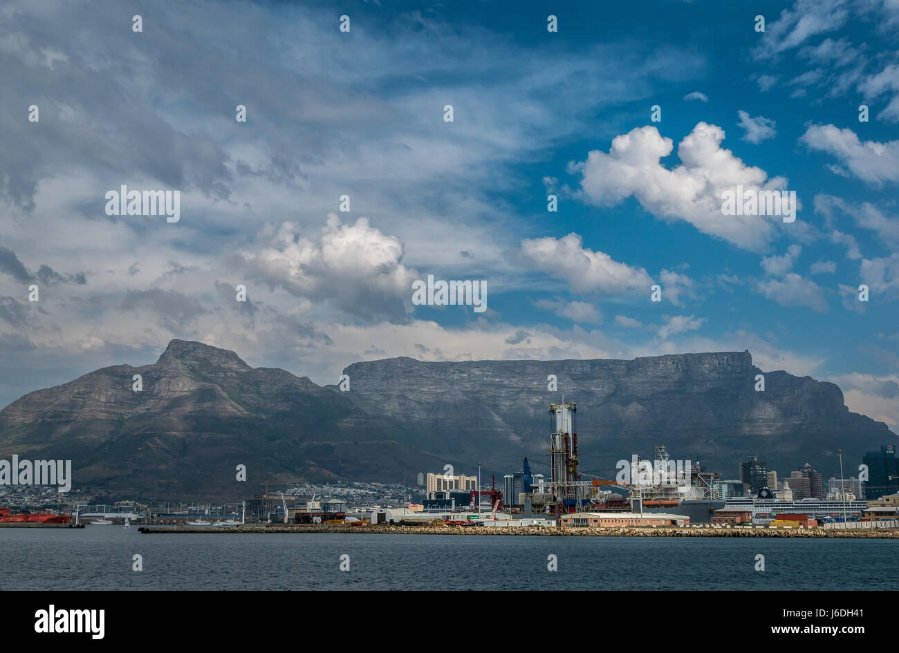 Table Mountain con il porto di Città del Capo all'orizzonte con suggestive formazioni di nuvole nel cielo, Sud Africa Foto Stock