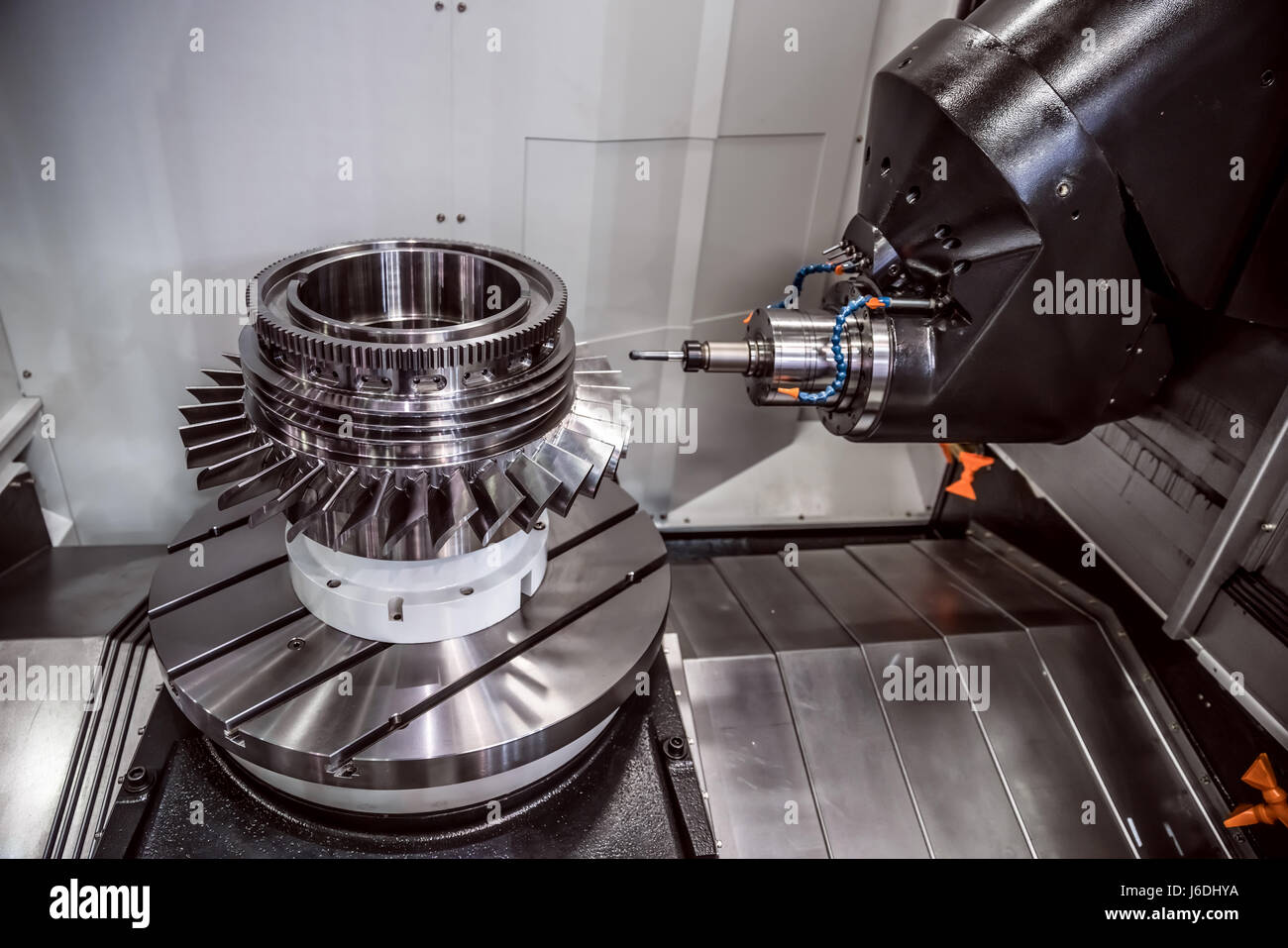 Lavorazione dei metalli macchina CNC. Il taglio di metallo moderna tecnologia di elaborazione. Piccole profondità di campo. Avvertenza - autentica ripresa in avvincenti condit Foto Stock