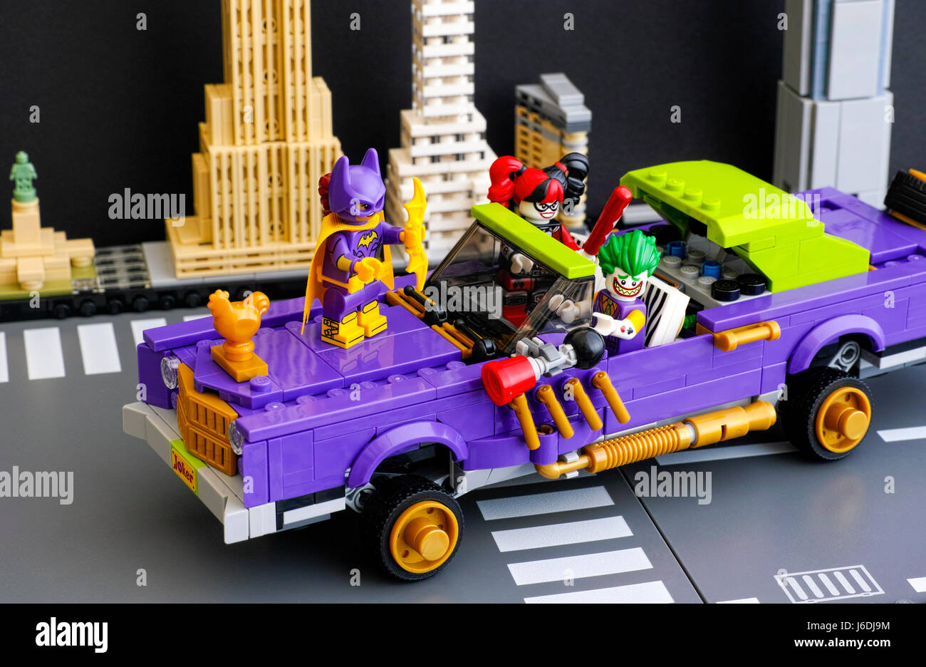 Tambov, Federazione Russa - Febbraio 11, 2017 Lego Batman Movie. Il Joker famigerato Lowrider nella città di strada con Batgirl, Joker e Harley Q Foto Stock