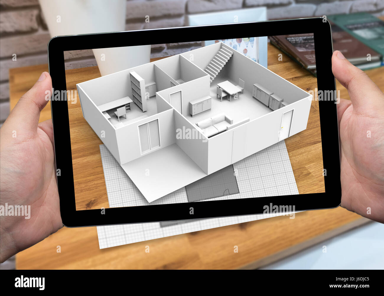 Augmented Reality marketing concetto di architettura. Mano che tiene compressa utilizzando AR applicazione da simulare 3d popup Sala interattiva mappe a vita. 3d Foto Stock