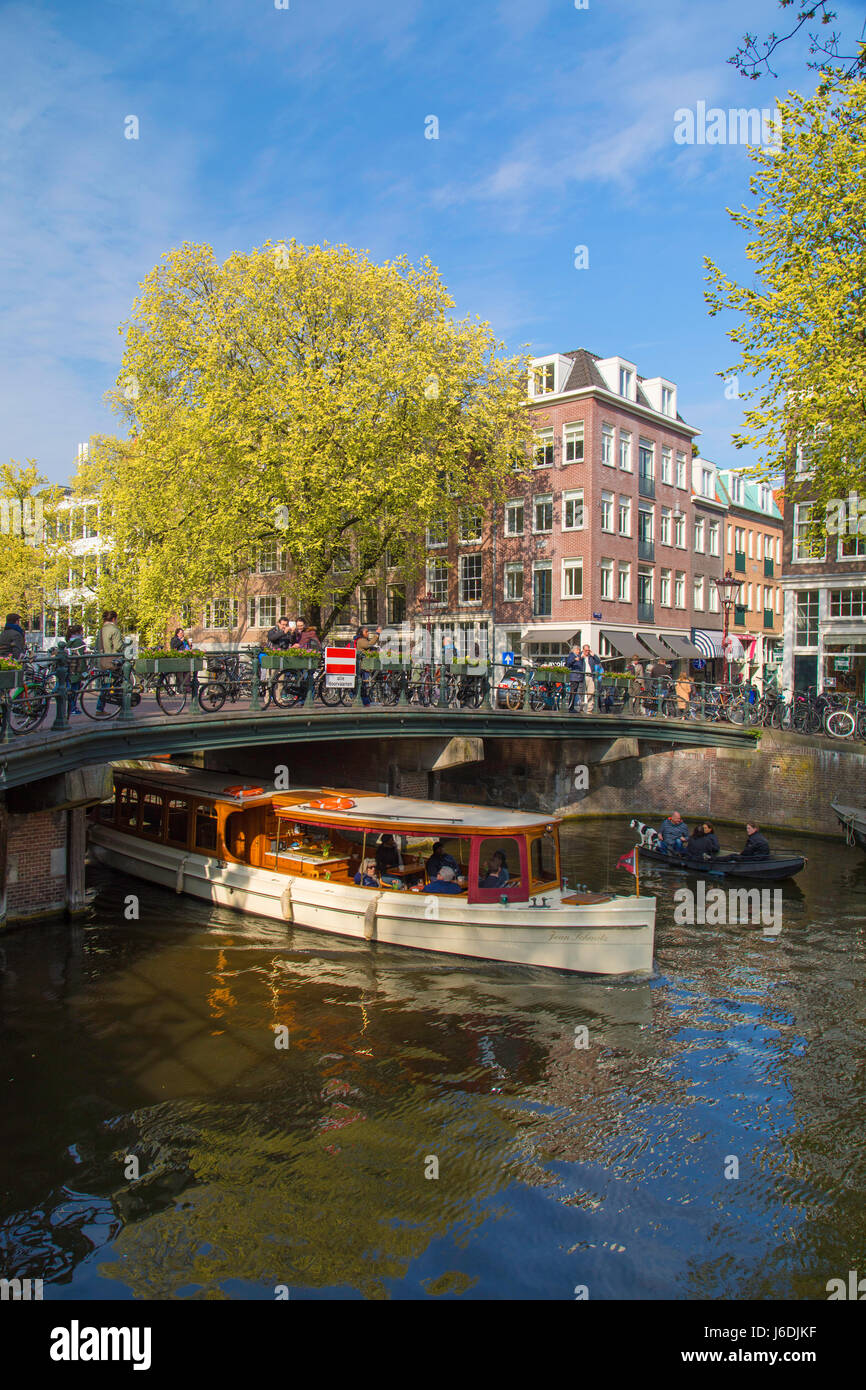Barca passando sotto il ponte del canale Prinsengracht, Amsterdam, Paesi Bassi Foto Stock