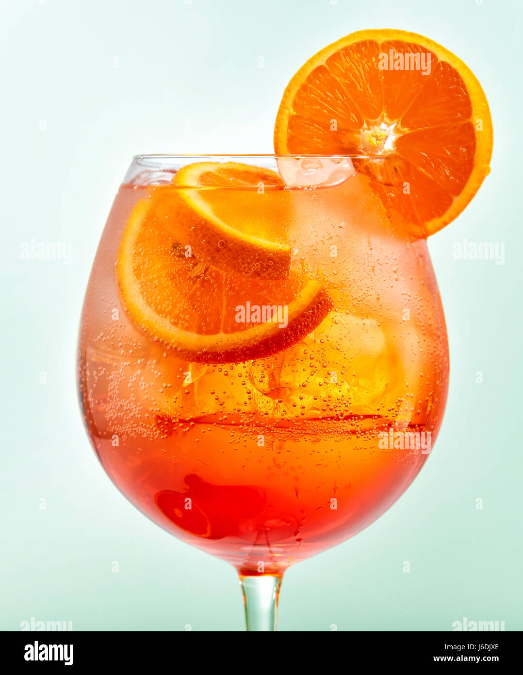 Bicchiere di aperol spritz cocktail, il fuoco selettivo Foto Stock