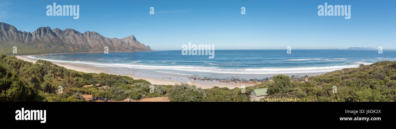 Vista panoramica della costa su Clarence Drive tra Gordons Bay e Rooi-Els. Cape Point è visibile attraverso la baia Foto Stock