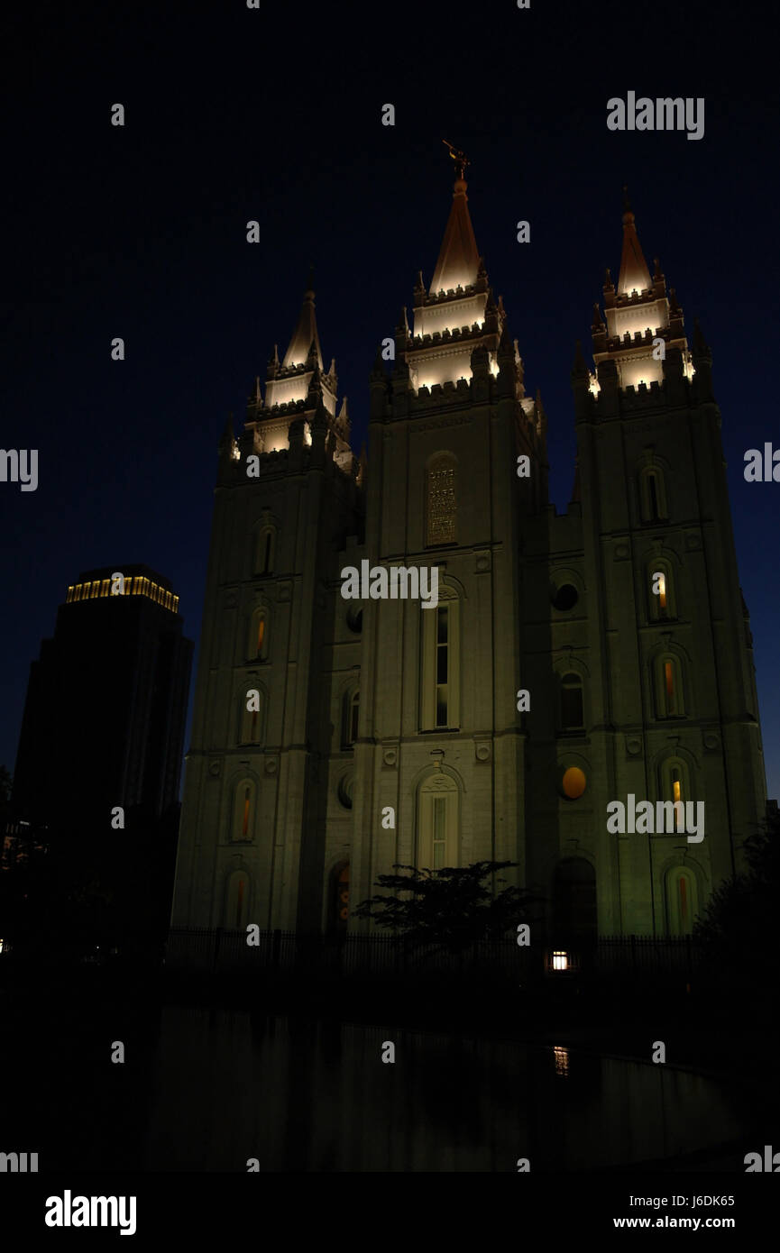 Ritratto notturno di illuminato sul lato orientale del tempio di Salt Lake con statua dell'angelo Moroni, Temple Square, Salt Lake City, Utah, Stati Uniti d'America Foto Stock