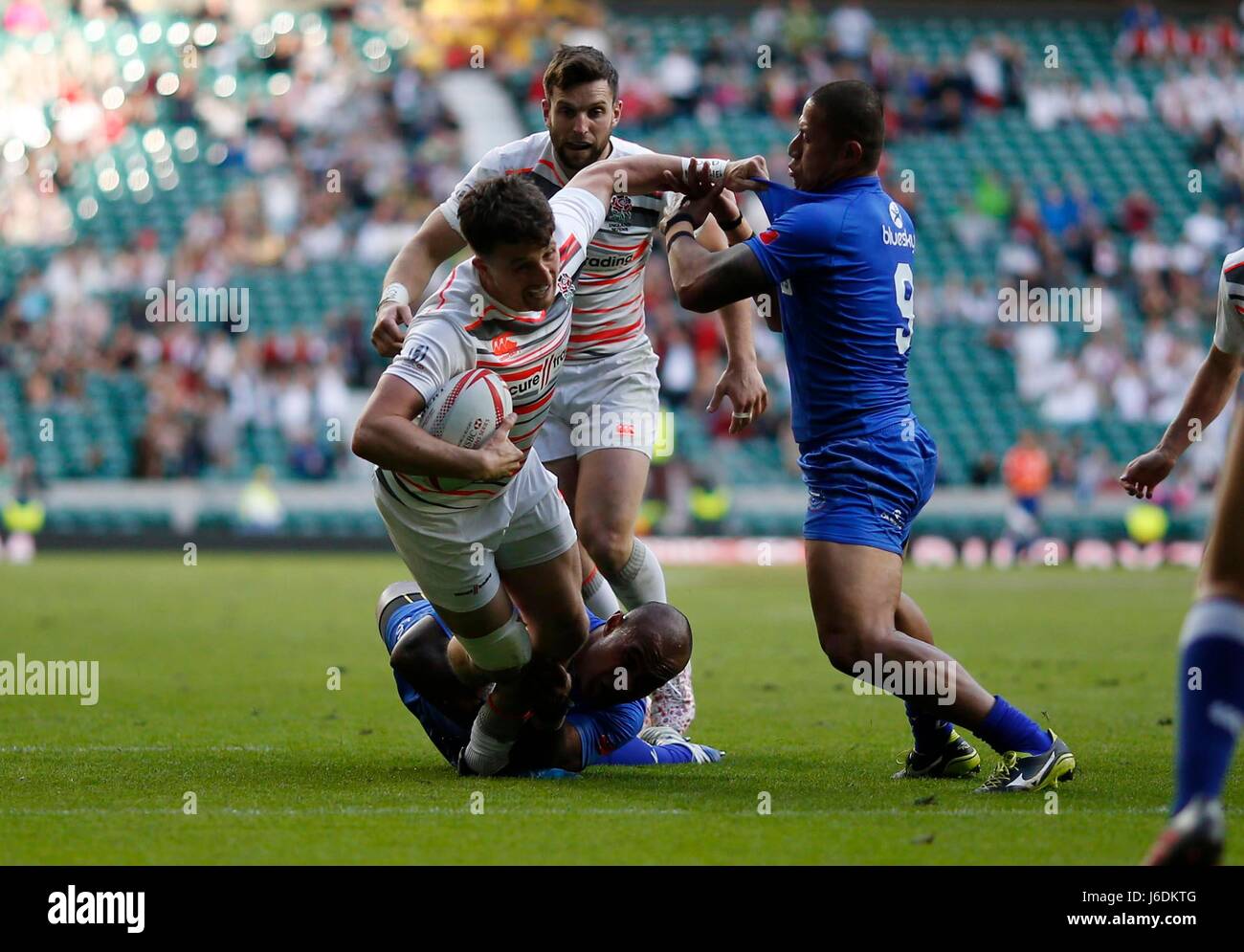 L'Inghilterra del Alex Davis punteggi loro quarta prova contro Samoa durante il giorno uno della HSBC London Sevens a Twickenham, Londra. Foto Stock