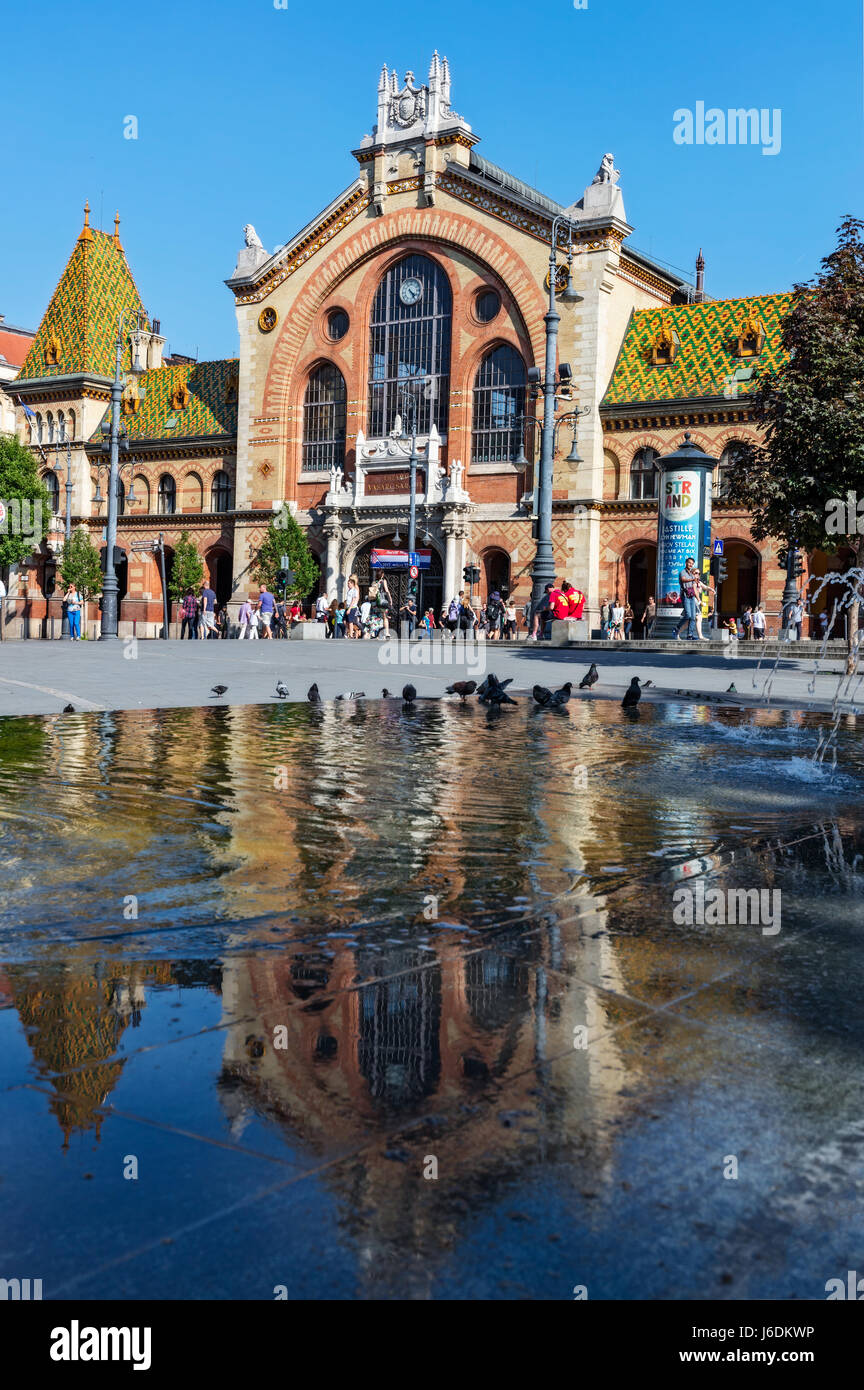 Stock Photo - Central Market Hall Budapest Ungheria. Progettato da Gustav Eiffel nel tardo ottocento Foto Stock