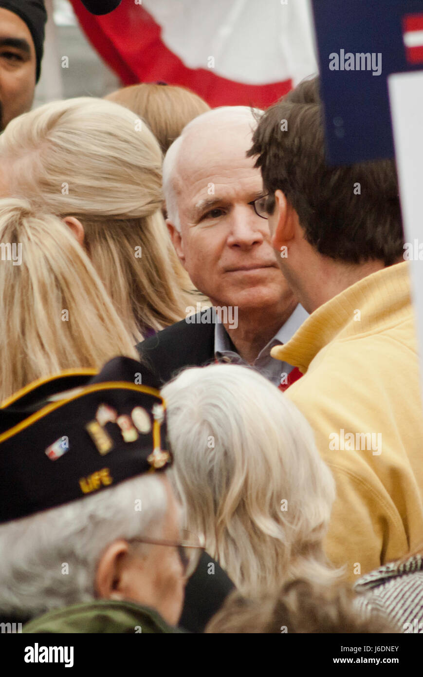 KEENE, NH/US - Gennaio 7, 2008: noi il senatore John McCain parla con i sostenitori in un rally all'aperto sul finale il giorno prima del 2008 NH primario. Foto Stock