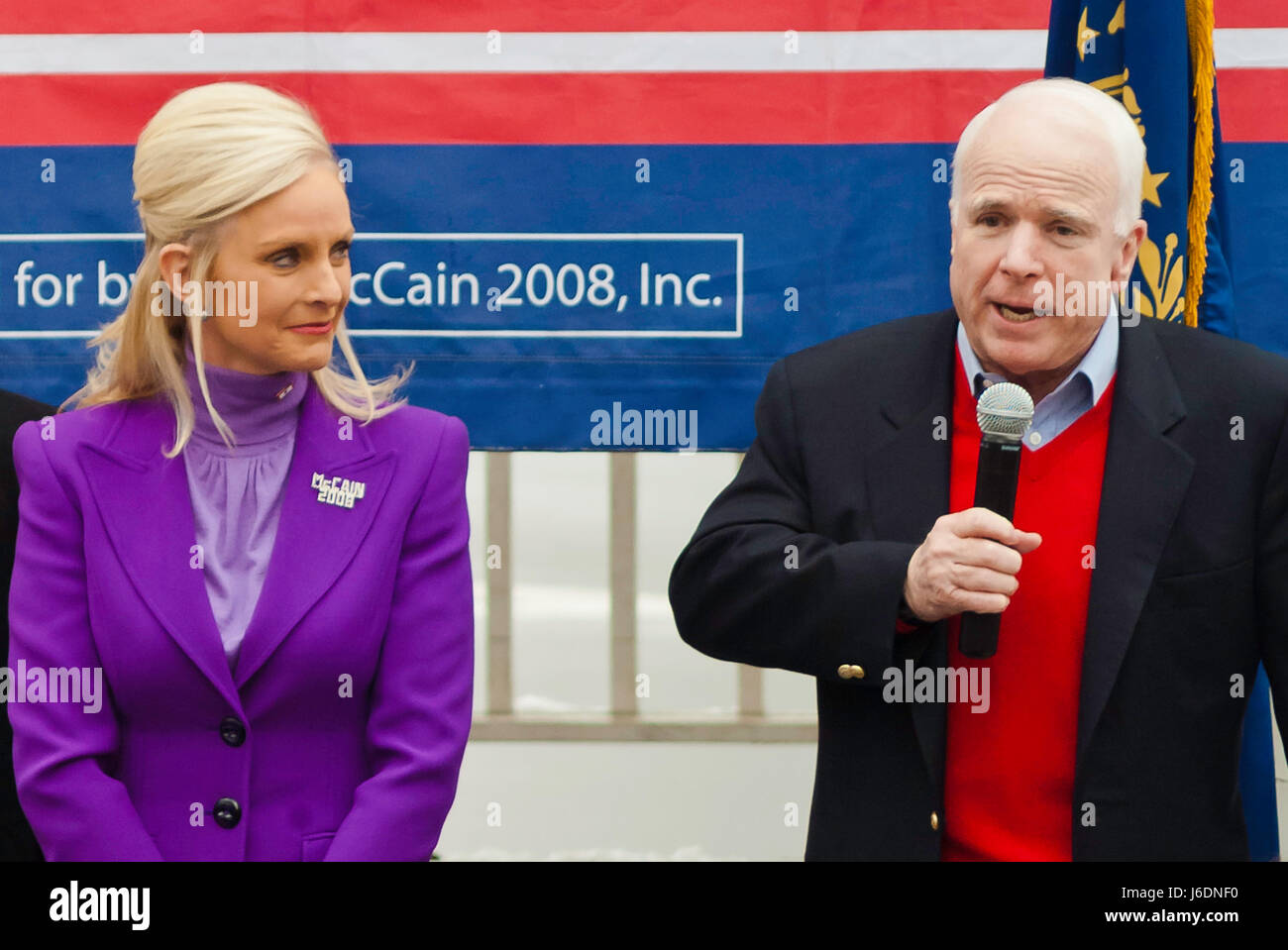 KEENE, New Hampshire/US - Gennaio 7, 2008: noi il senatore John McCain parla con i sostenitori durante un rally all'aperto il giorno prima del 2008 primario. Foto Stock