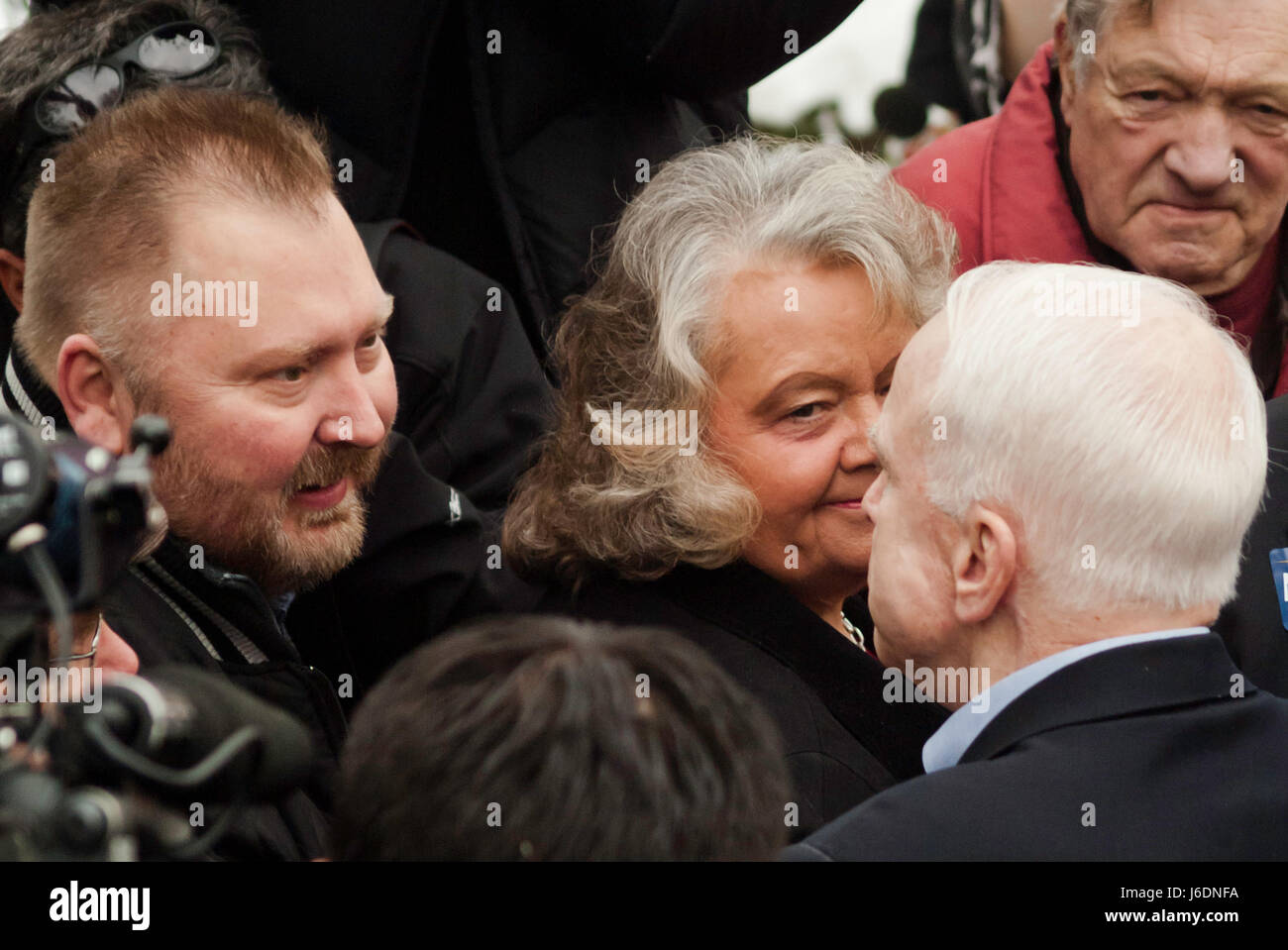 KEENE, NH/US - Gennaio 7, 2008: noi il senatore John McCain parla con i sostenitori in un rally all'aperto sul finale il giorno prima del 2008 NH primario. Foto Stock