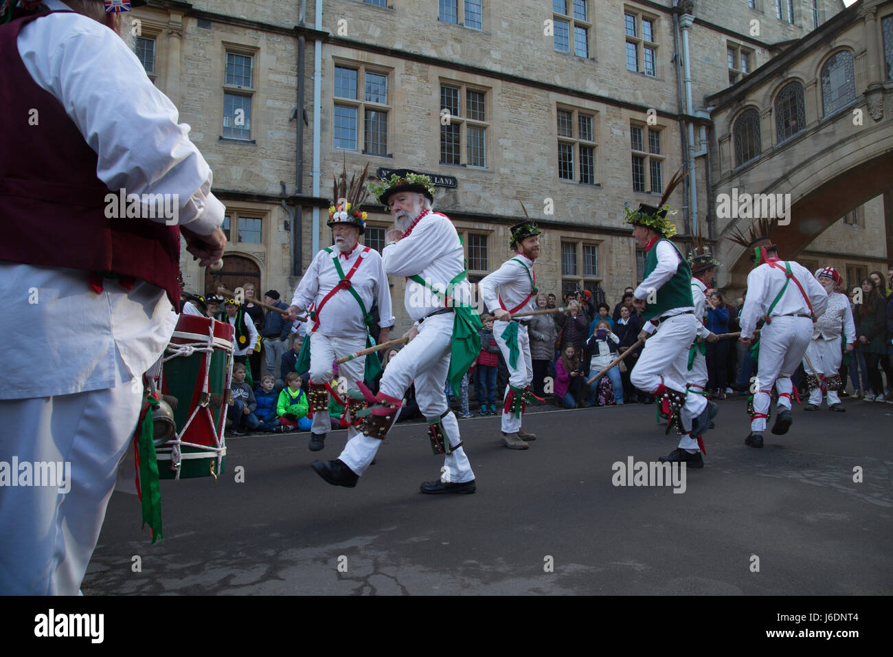 Giorno di maggio le celebrazioni in Oxford con la folla raccolta per guardare Morris uomini ballare nelle strade di Oxford Foto Stock