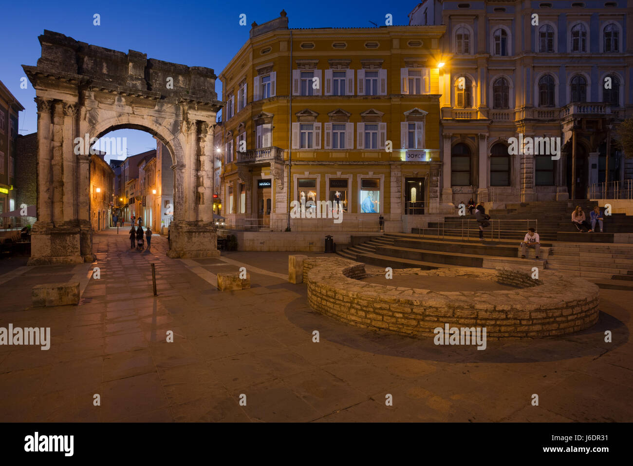 Romano antico arco trionfale in città di Pola, Istria, Croazia Foto Stock