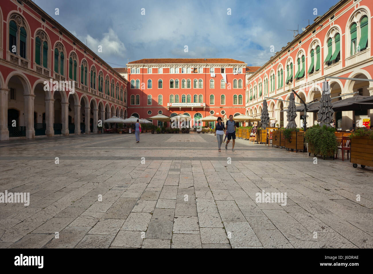 La famosa piazza Prokurative nel centro della citta di Spalato, Dalmazia, Croazia Foto Stock