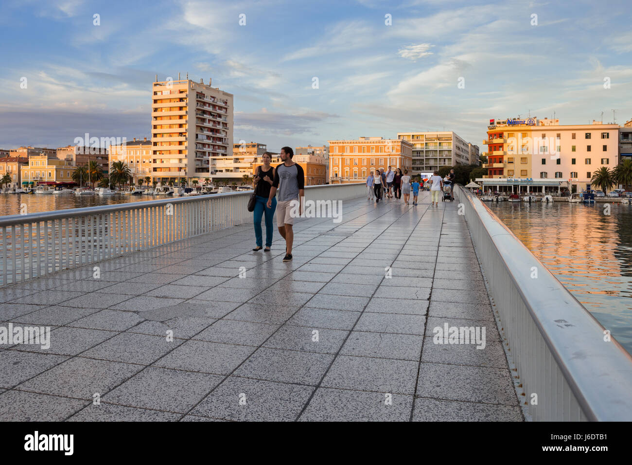 La gente che camminava sul ponte in porto Jazine nella città di Zara, Dalmazia, Croazia Foto Stock