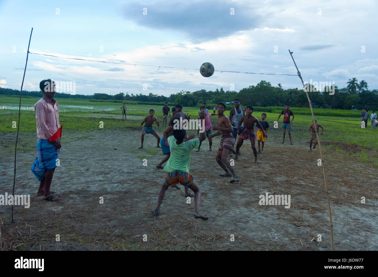 Youngmen rurale giocare a pallavolo in campo. Narsingdi, Bangladesh. Foto Stock