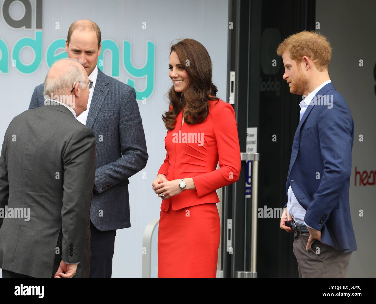 Il Duca e la Duchessa di Cambridge e il principe Harry ha ufficialmente aperto il Global Academy a sostegno dei capi insieme giovedì 20 aprile. Essi incontrano studenti di formazione per essere la prossima generazione di produzione personale, come ammiraglia stazioni mondiali LBC, cuore e capitale trasmesso spettacoli dalla nuova accademia a Hayes, Londra. La mostra sarà ogni focus sulla salute mentale dei giovani, contribuendo a generare le conversazioni con i capi insieme campagna in onore della visita. Dotato di: Duca di Cambridge, il principe William, duchessa di Cambridge, Caterina, Kate, Kate Middleton, il principe Harry dove: Lon Foto Stock