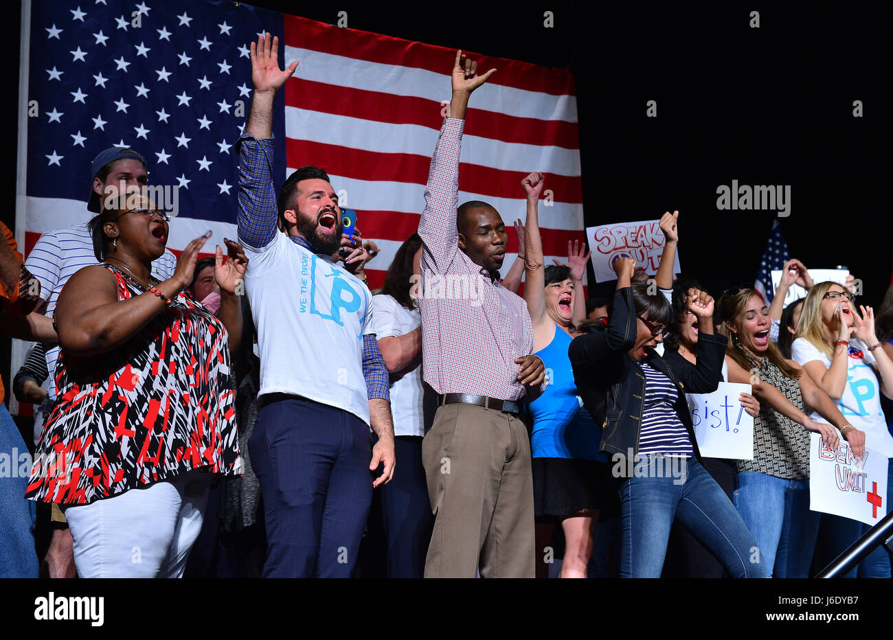 Il Sen. Bernie Sanders picchi durante un 'unirsi e combattere indietro " tour presso il James L Knight Center Miami. Il Sen. Sanders e sedia DNC Tom Perez ha parlato su argomenti di aumentare il salario minimo di $15 un'ora, pay equity per le donne, la ricostruzione di infrastrutture fatiscenti, la lotta contro il cambiamento climatico, rendendo pubbliche scuole e università di corsi gratuiti, la riforma del sistema penale, completa riforma dell immigrazione e la riforma fiscale che esige che i paesi ricchi e le grandi aziende cominciare a pagare la loro giusta quota di tasse. Dotato di: atmosfera dove: Miami Beach, Florida, Stati Uniti quando: 19 Apr 2017 Foto Stock