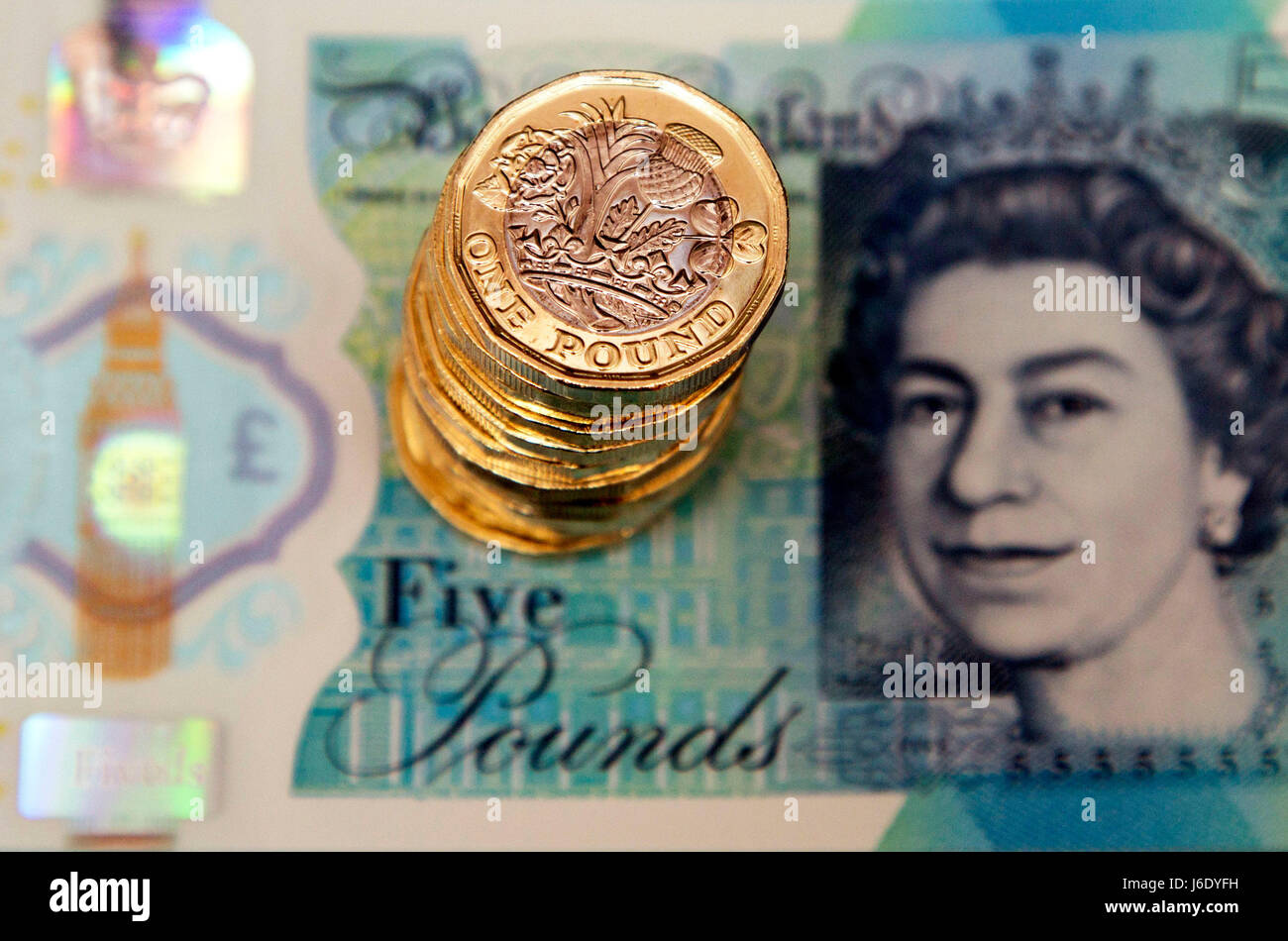 Nuovo multi-sided una libbra di monete con nuovo fivers, Londra Foto Stock