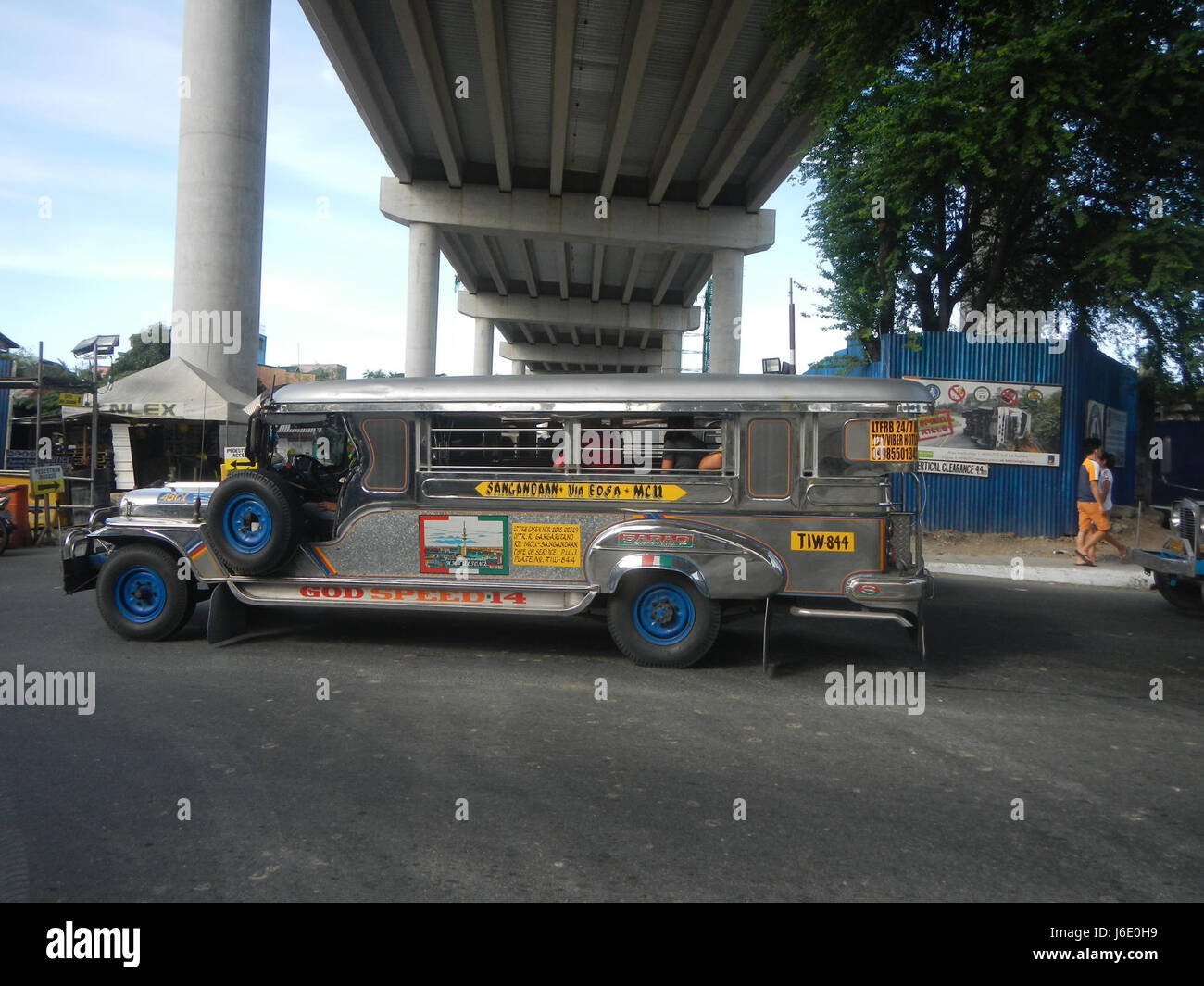 L'immagine '07475' cattura una mappa o una vista di Caloocan City, Filippine, evidenziando i suoi barangay, le strade e la North Luzon Expressway. I punti di riferimento sono contrassegnati per fornire una panoramica della struttura e dell'infrastruttura urbana di cityâ. Foto Stock