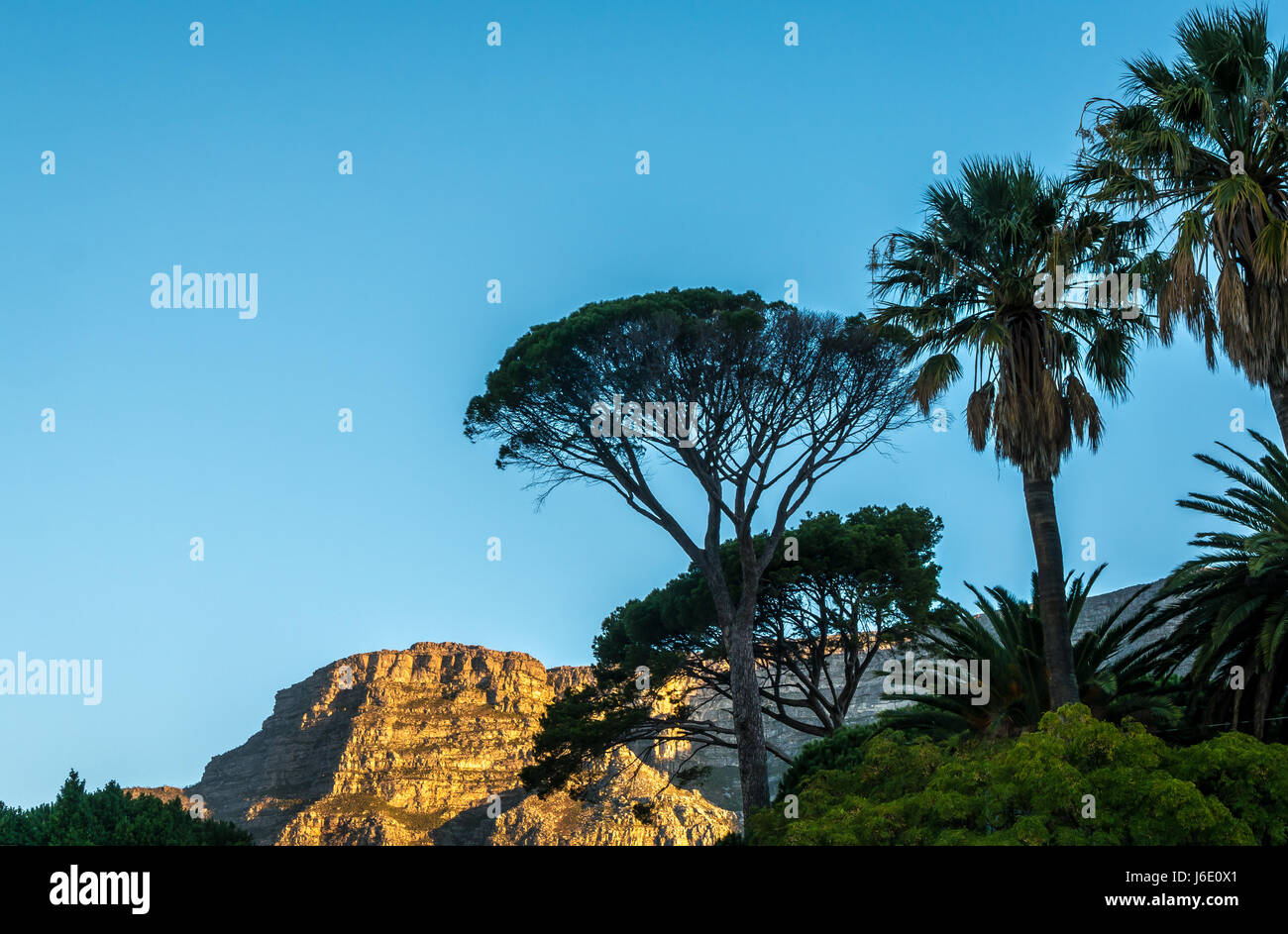 La luce del tramonto riflesso Table Mountain e Cape Town, Sud Africa Foto Stock